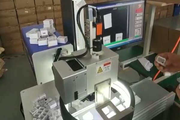 電源适配器視覺激光打标應用