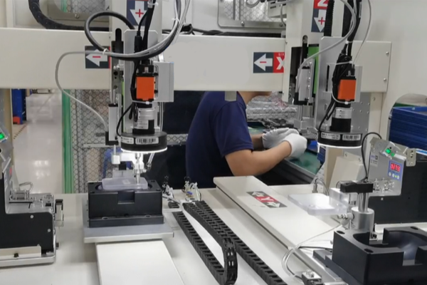機器視覺螺絲機鎖付鼠标應用